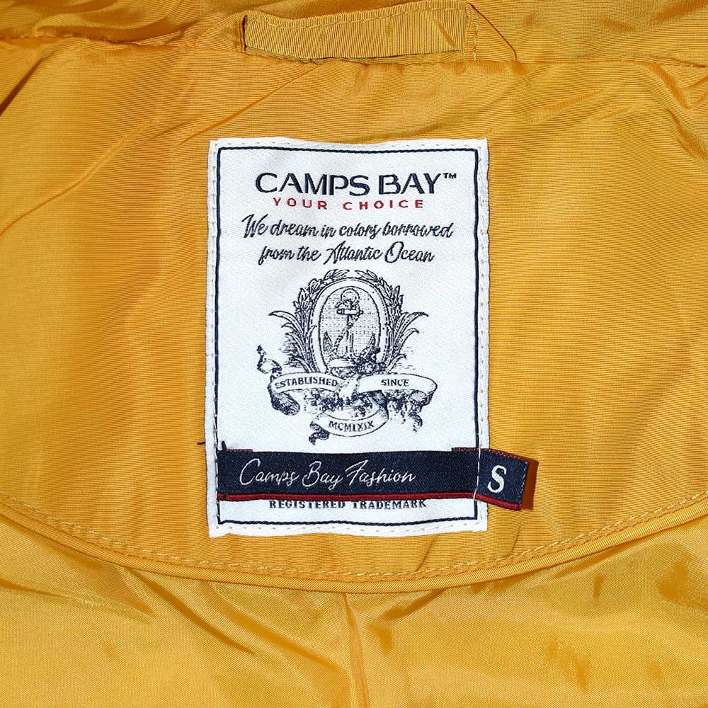Weibliches Model mit CAMPS BAY Jacke in Golden Yellow