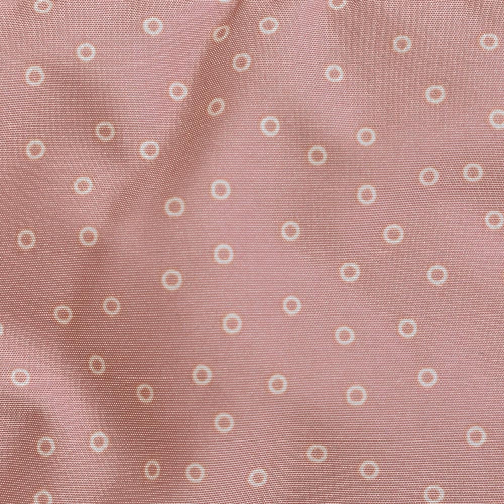 Weibliches Model mit ANKERBRAUT Weste in Rose