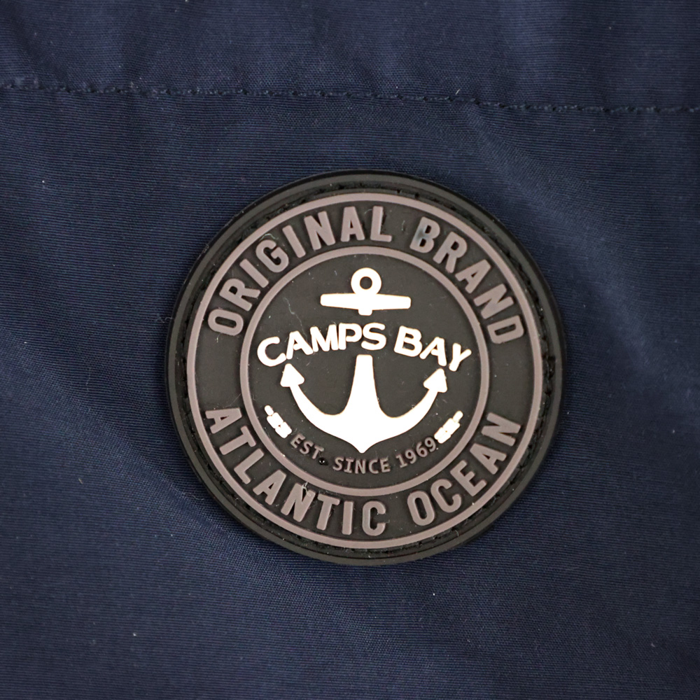 Männliches Model mit CAMPS BAY Westenjacke in Night Sky