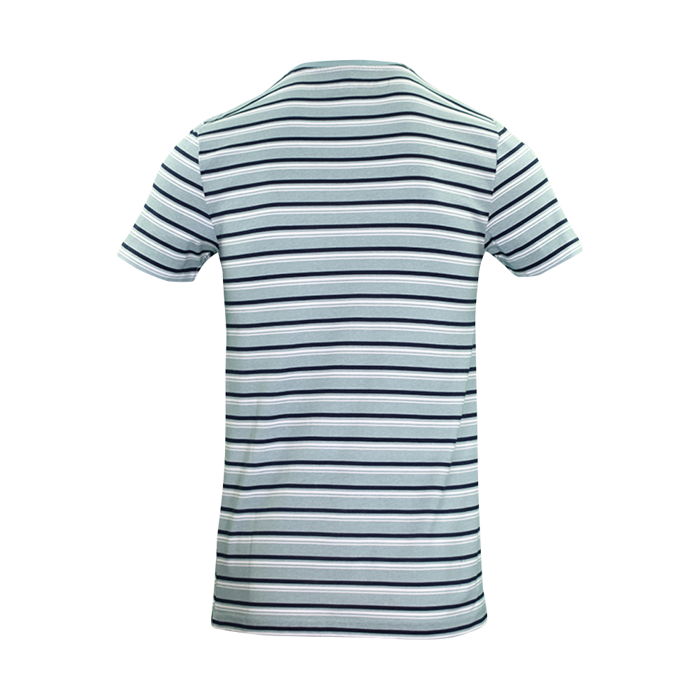 Männliches Model mit CAMPS BAY T-Shirt in Stone Blue Yellow