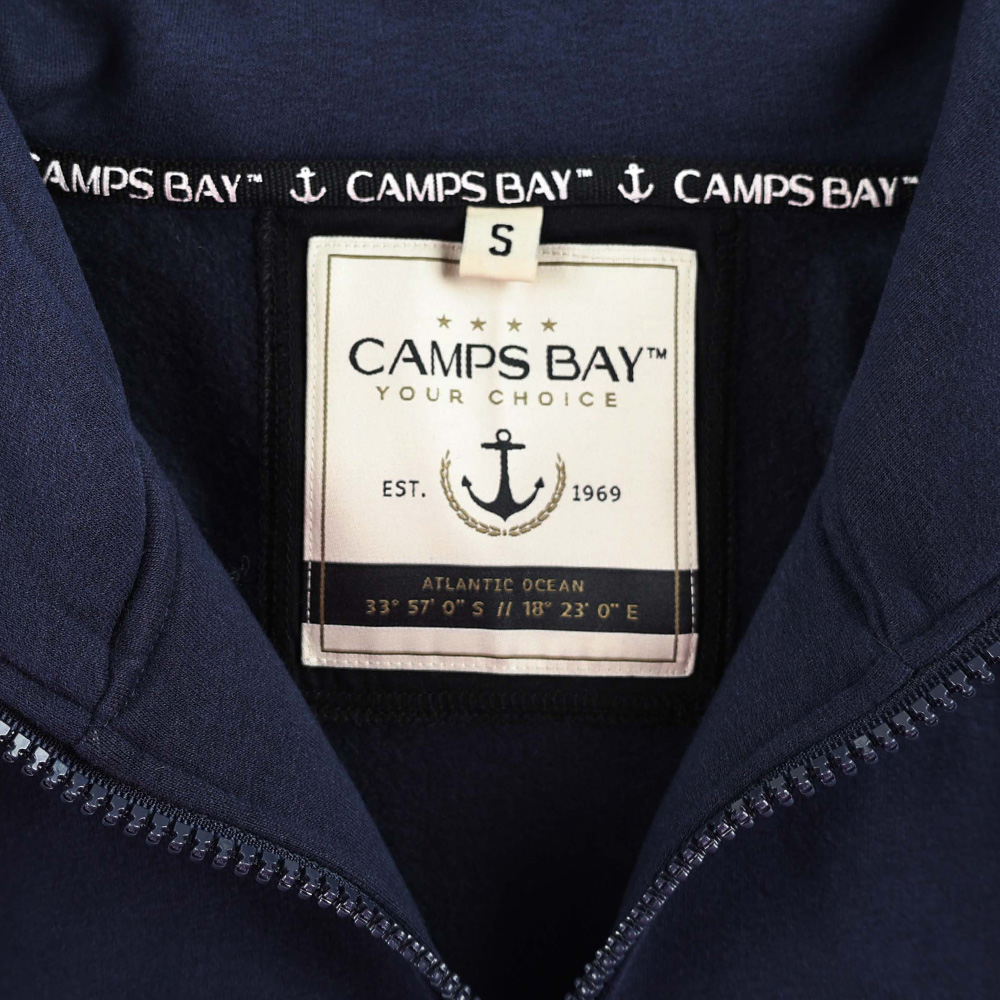Männliches Model mit CAMPS BAY Sweatjacke in Night Sky