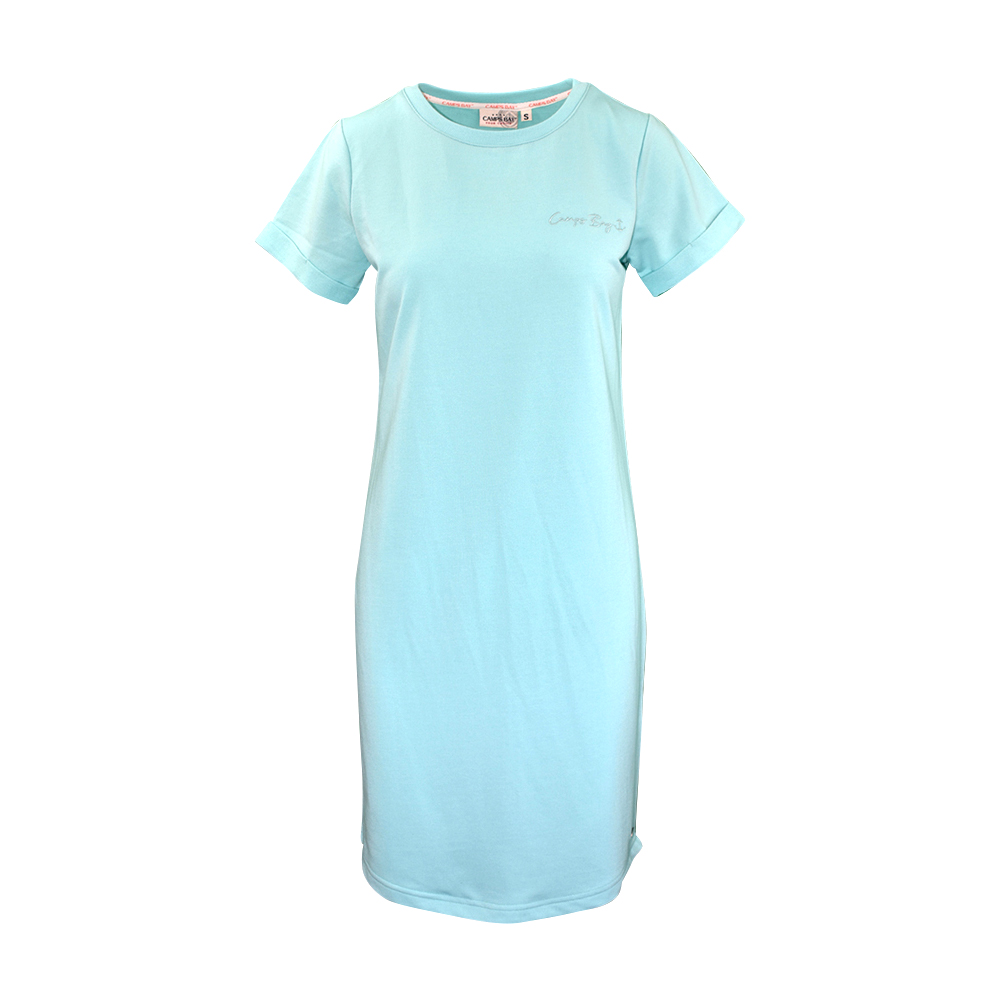Weibliches Model mit CAMPS BAY Strandkleid in Aqua Sky