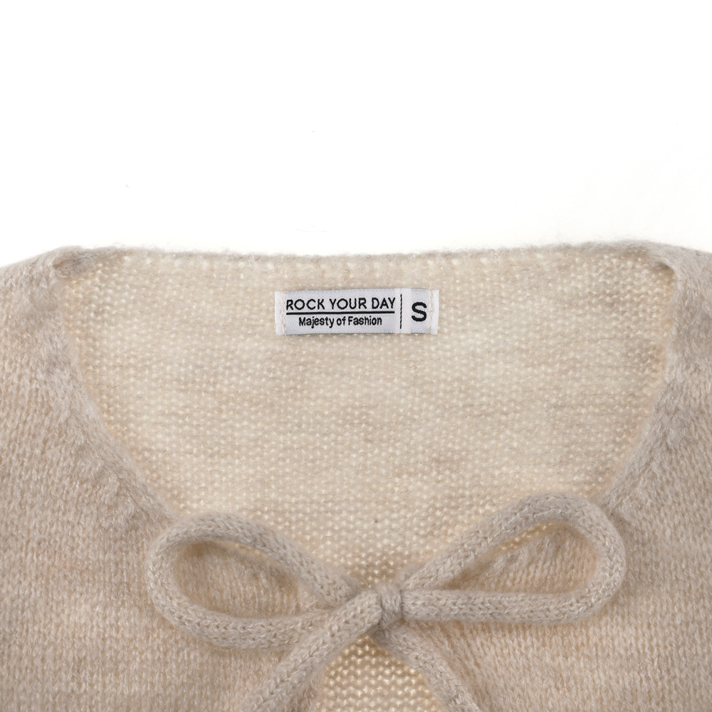 Weibliches Model mit Rock Your Day Strickjacke 