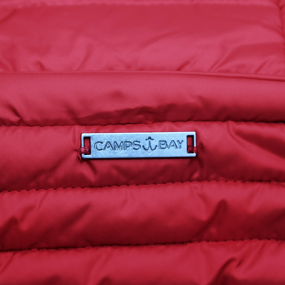 Weibliches Model mit CAMPS BAY Weste in Savvy Red