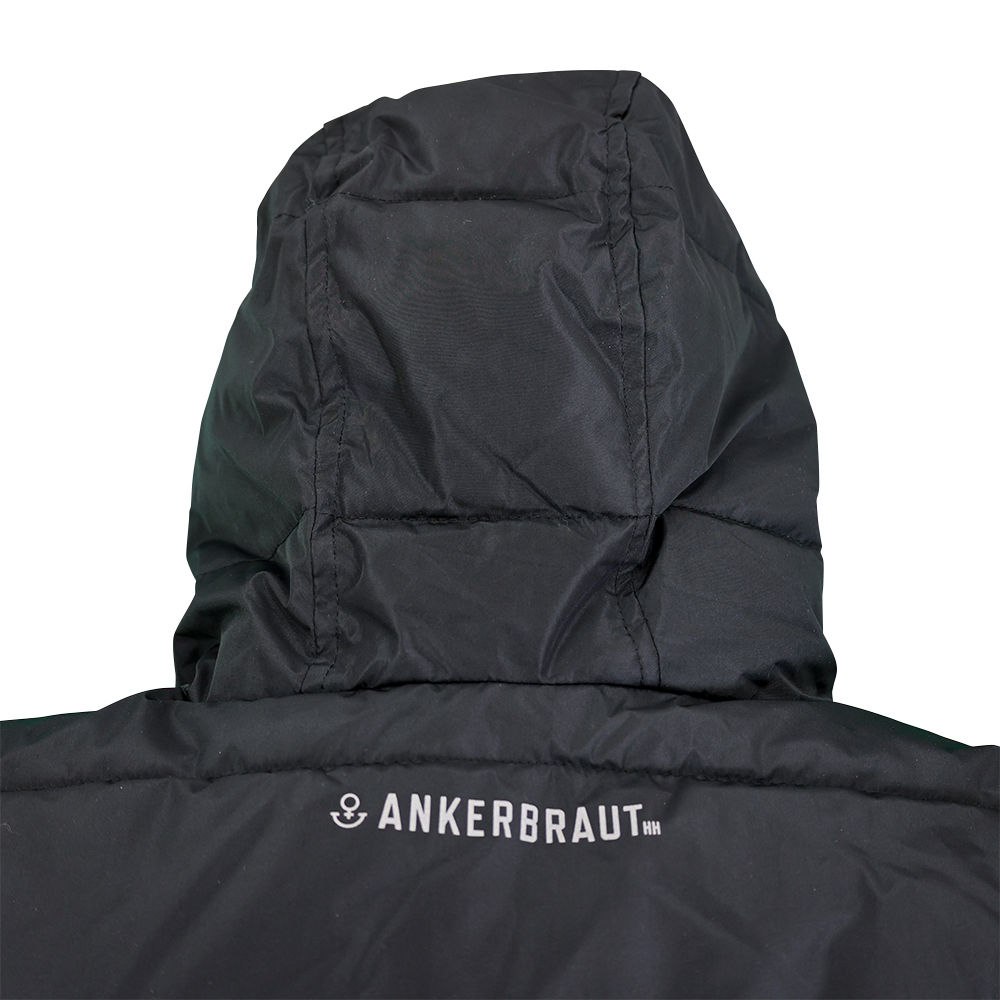 Weibliches Model mit ANKERBRAUT Long-Weste in Schwarz