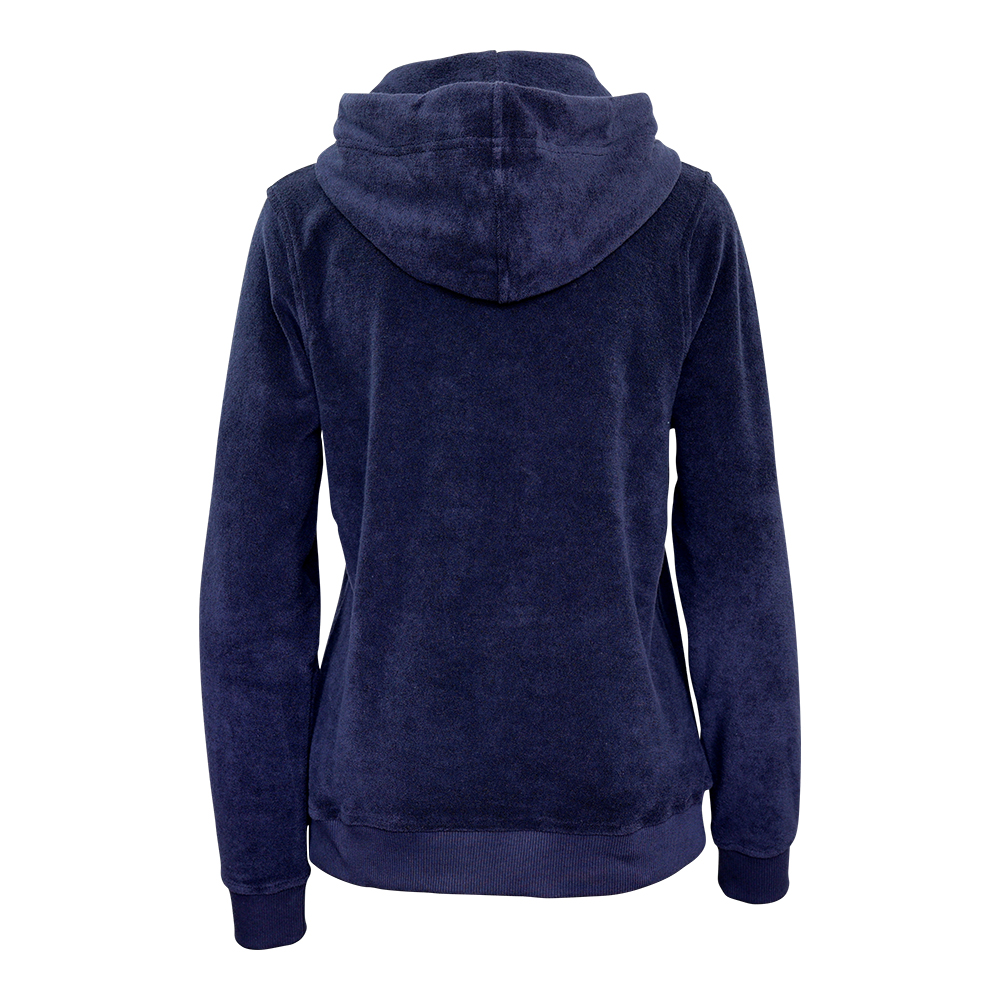 Weibliches Model mit ANKERBRAUT Frottee-Hoodie in Night Sky