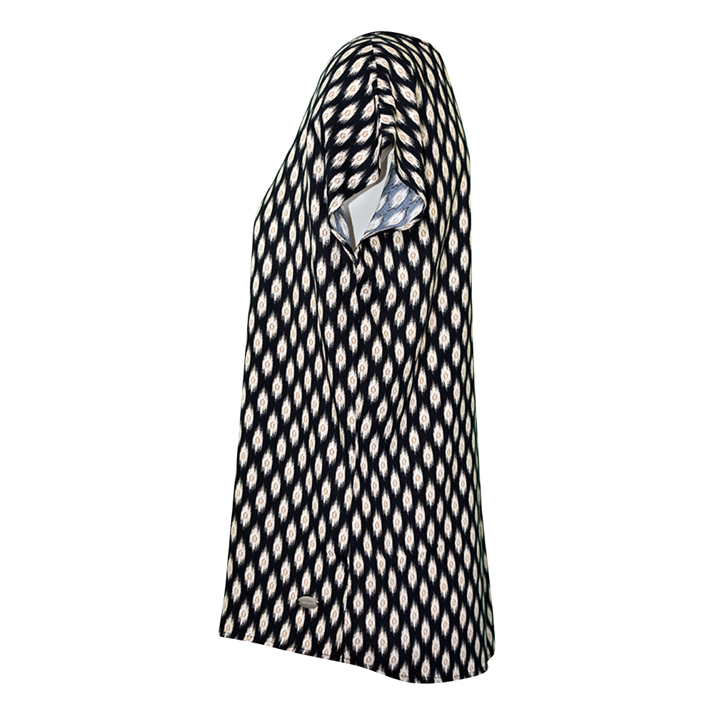 Weibliches Model mit CAMPS BAY Bluse in Black Div.