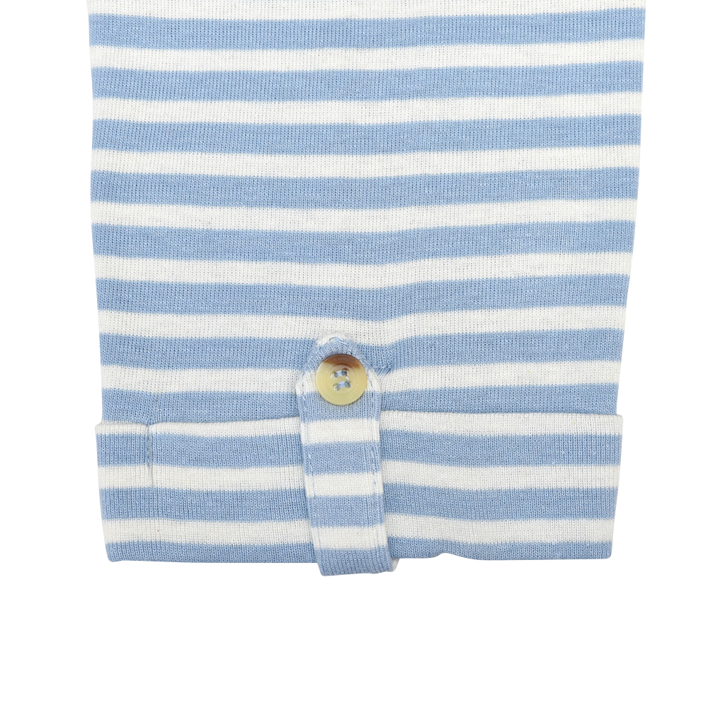 Weibliches Model mit CAMPS BAY Shirt in Blue Fog