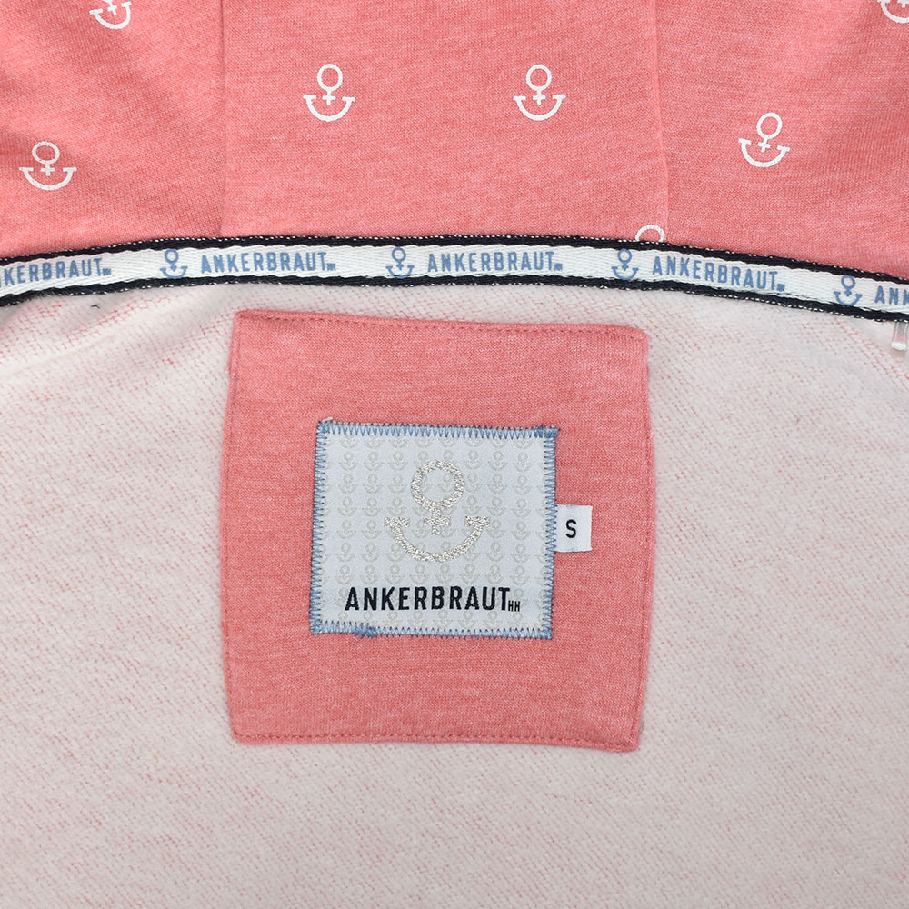 Weibliches Model mit ANKERBRAUT Sweatjacke in Korall Melange