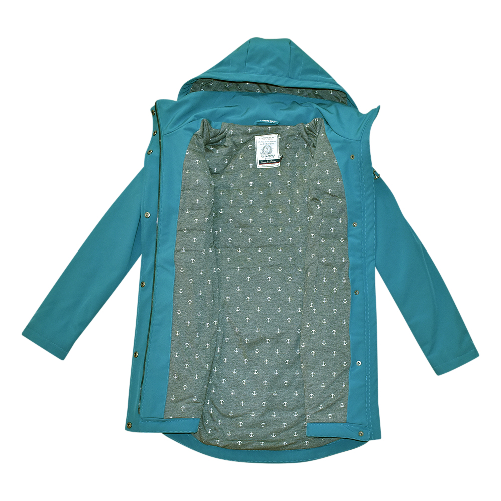Weibliches Model mit CAMPS BAY Softshell-Jacke in Petrol