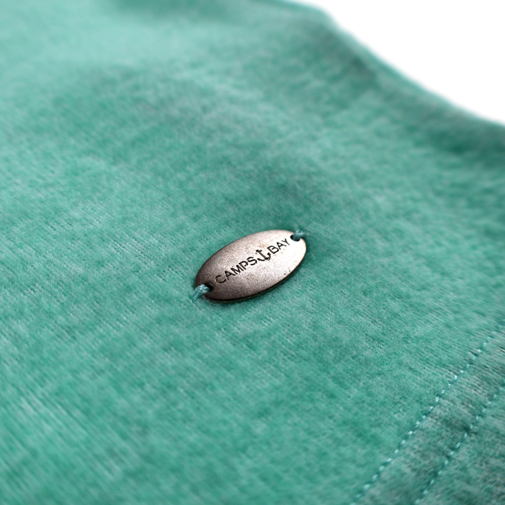 Weibliches Model mit CAMPS BAY Shirt in Dusty Jade Green