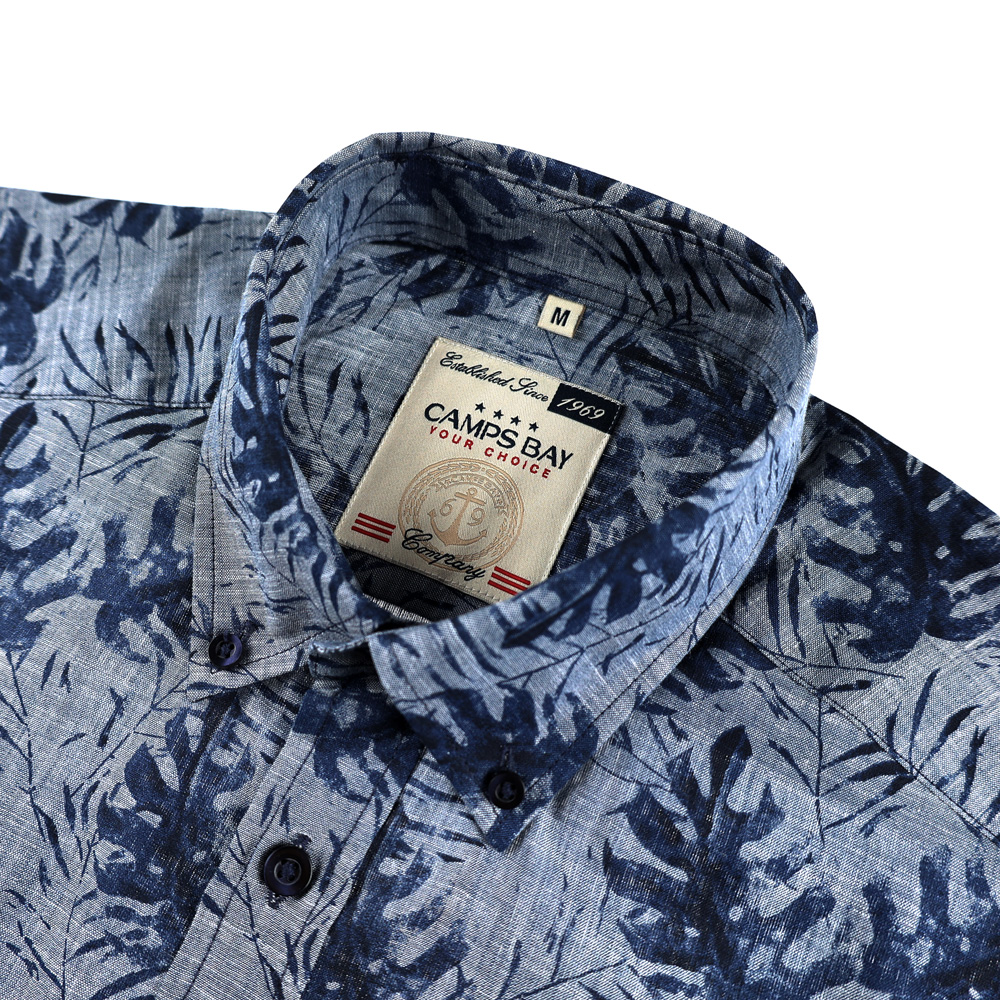 Männliches Model mit CAMPS BAY Kurzarm-Hemd in Navy