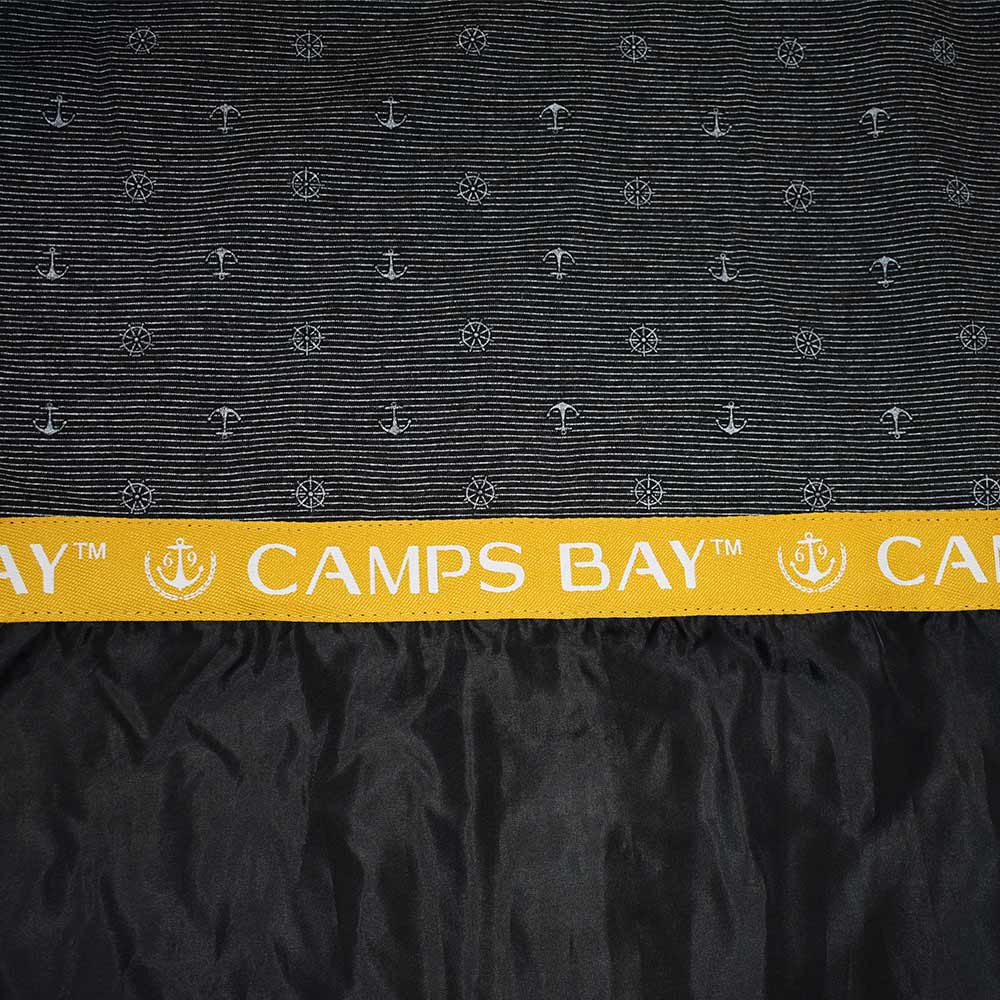 Weibliches Model mit CAMPS BAY Wetterjacke in Lemon Chrome