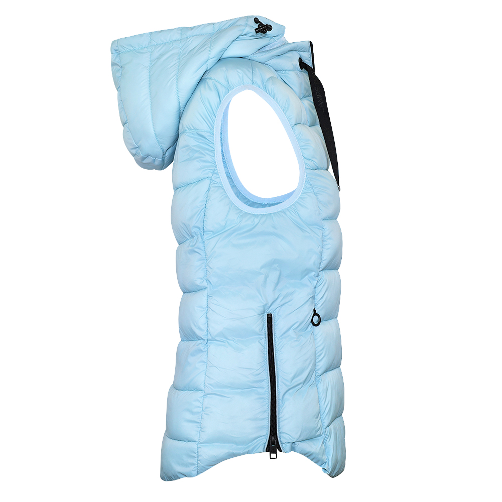 Weibliches Model mit CAMPS BAY Steppweste in Dream Blue