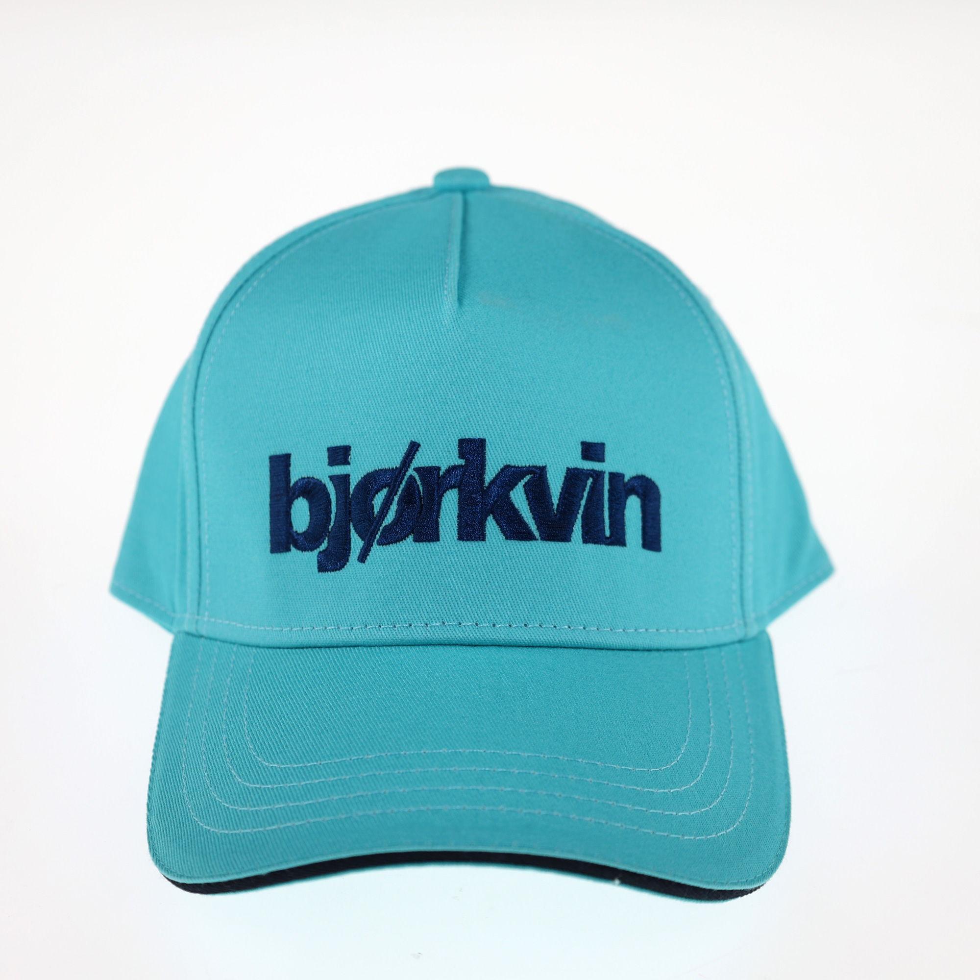 Männliches Model mit Björkvin Cap in Aqua