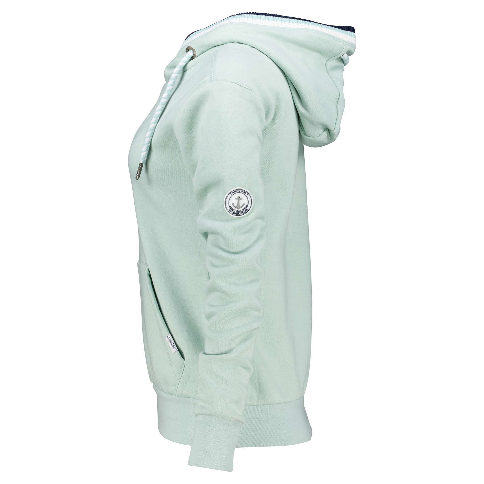 Weibliches Model mit CAMPS BAY Hoodie in Harbour Grey