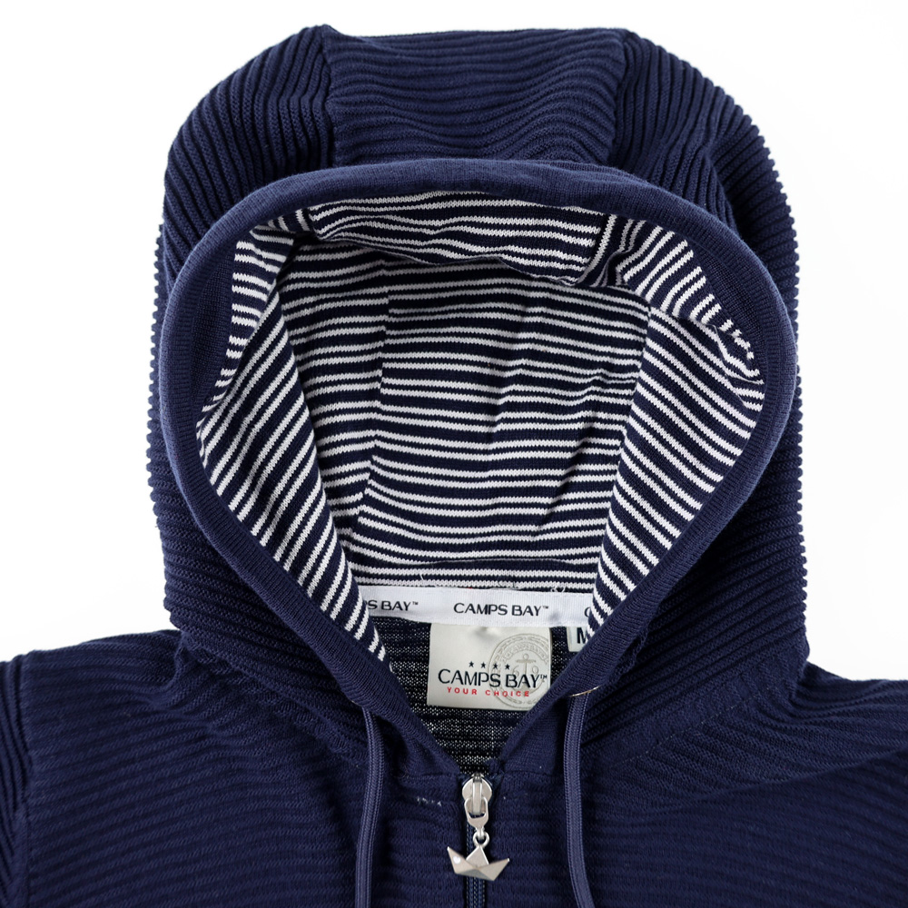 Weibliches Model mit CAMPS BAY Strickjacke in Maritime Blue
