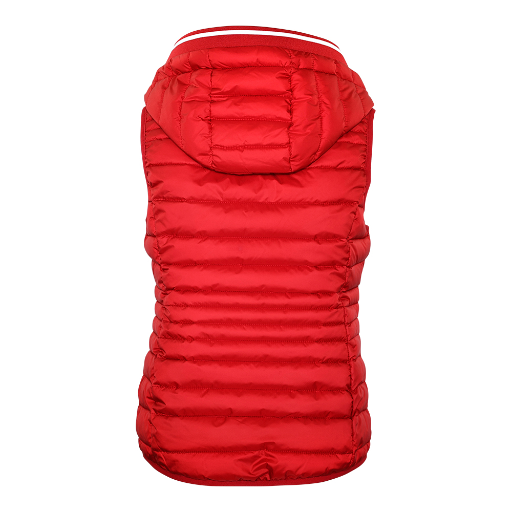 Weibliches Model mit CAMPS BAY Weste in Savvy Red