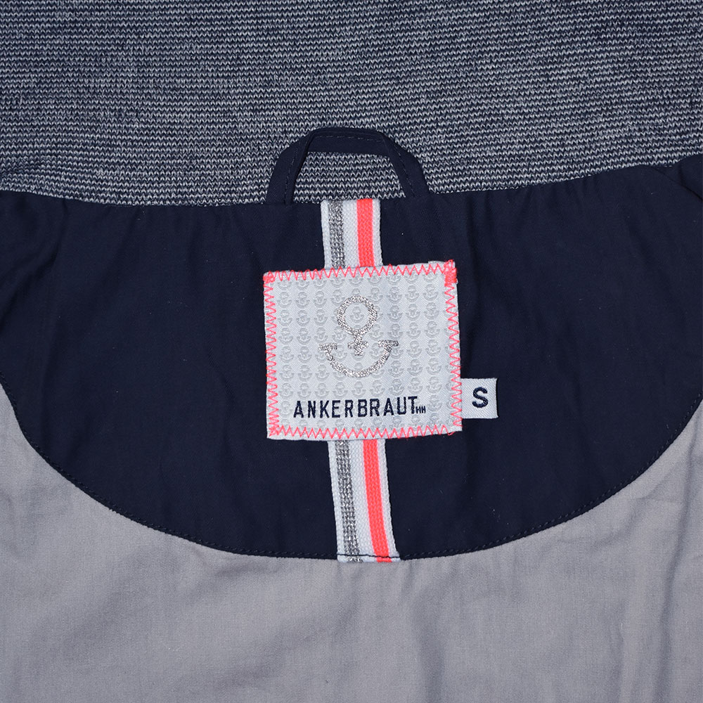 Weibliches Model mit ANKERBRAUT Jacke in Navy
