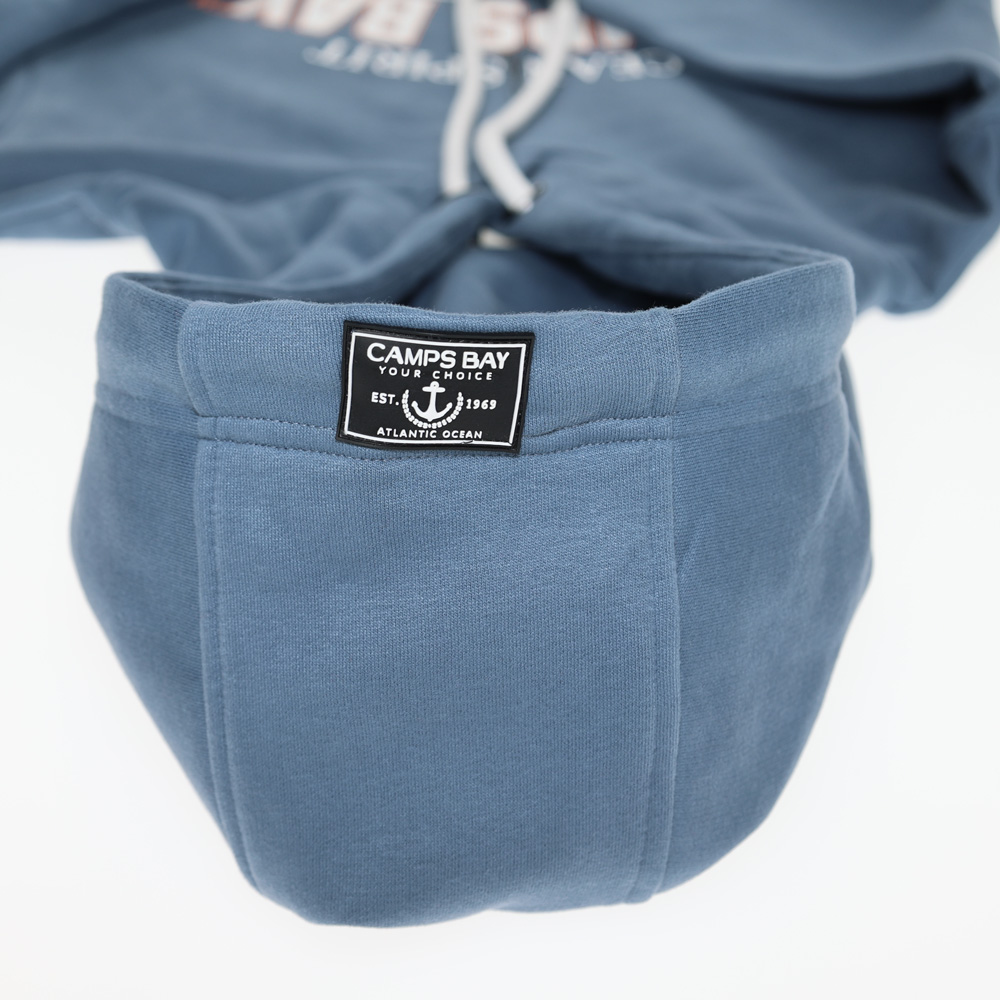 Männliches Model mit CAMPS BAY Hoodie in China Blue