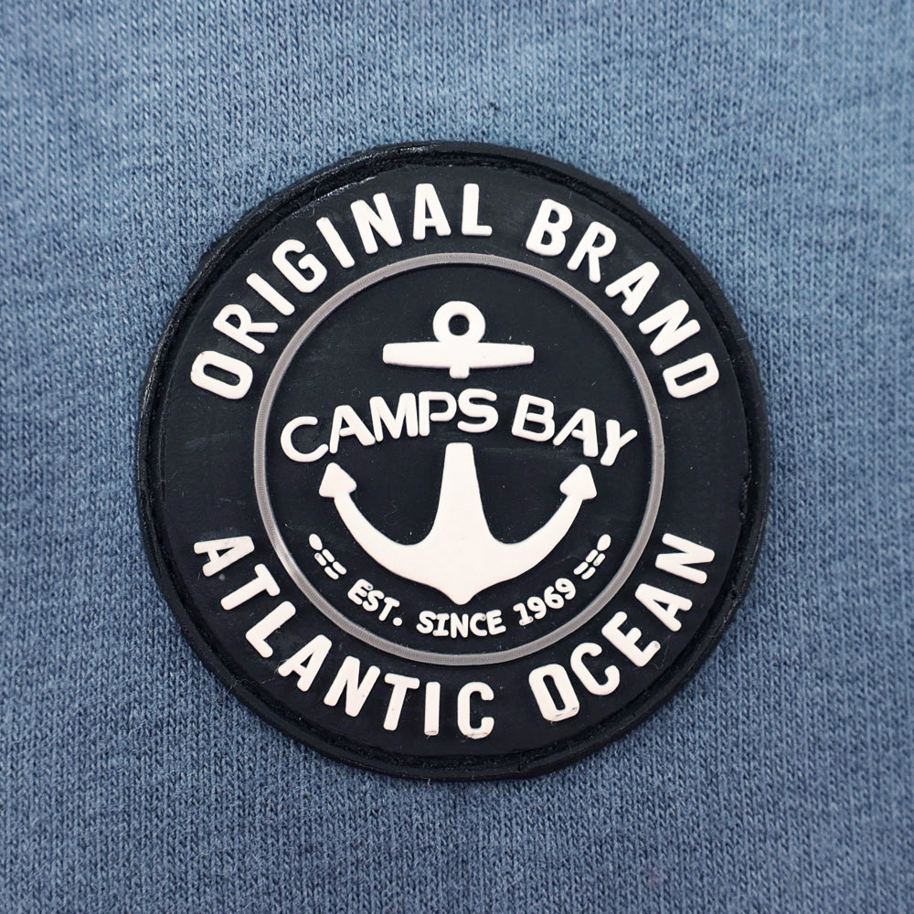 Männliches Model mit CAMPS BAY Hoodie in China Blue