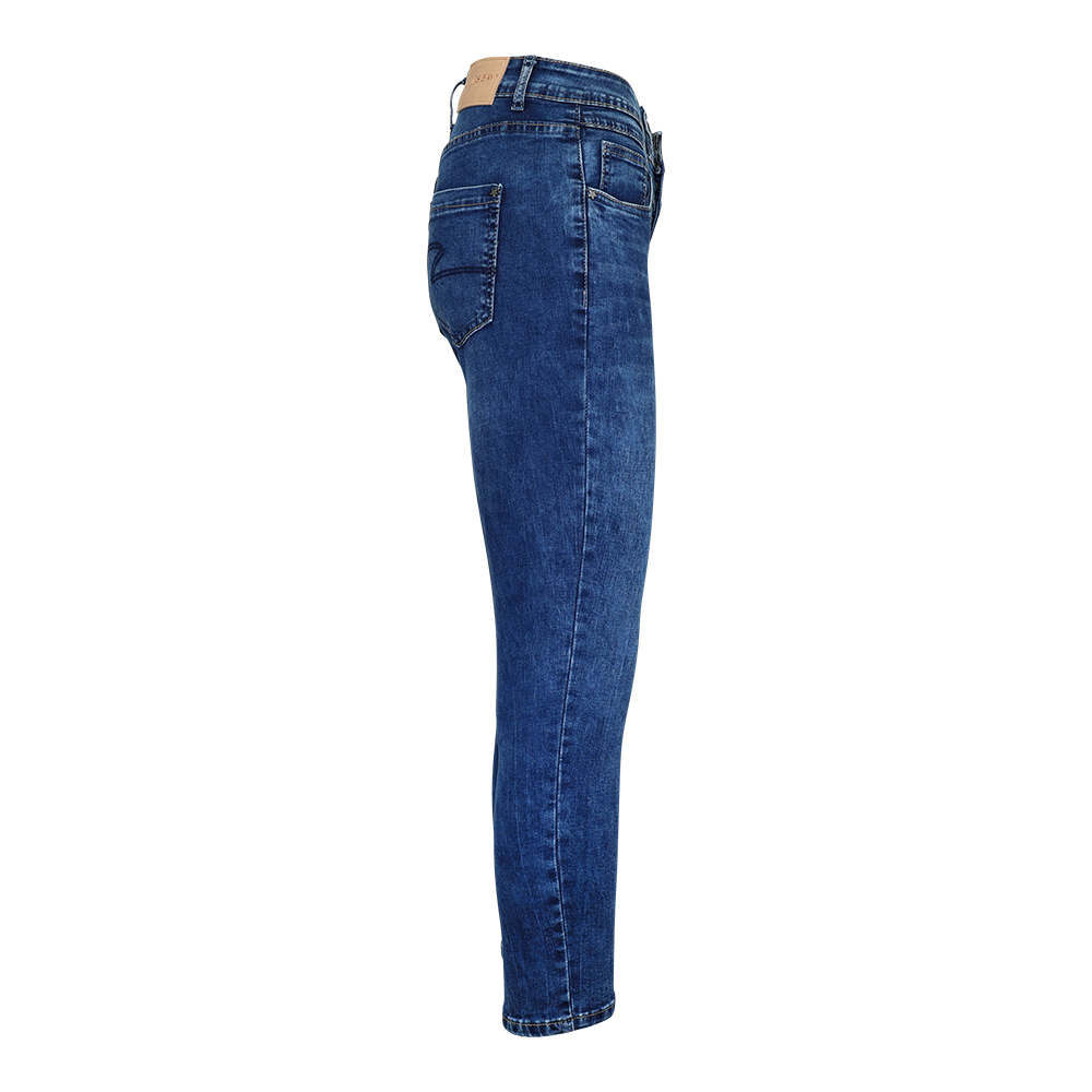 Weibliches Model mit CAMPS BAY Jeans in dblue
