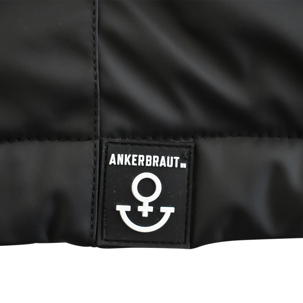 Weibliches Model mit ANKERBRAUT Wetterjacke in Schwarz