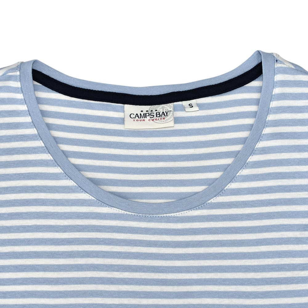 Weibliches Model mit CAMPS BAY T-Shirt in Blue Fog