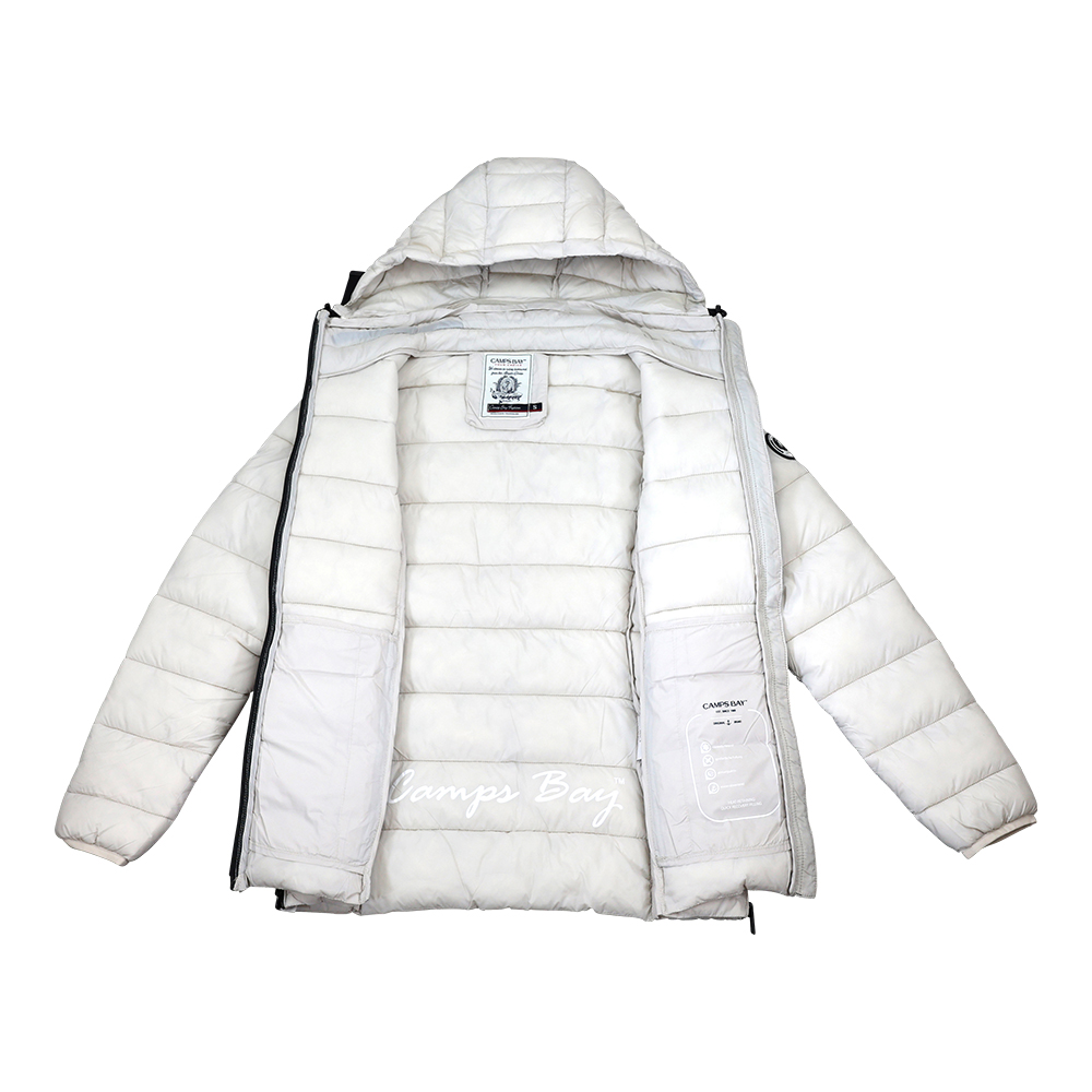 Weibliches Model mit CAMPS BAY Steppjacke in Moonbeam