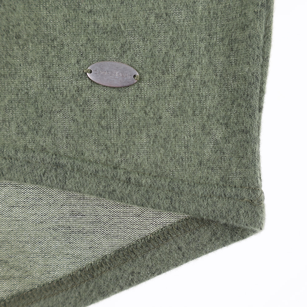 Weibliches Model mit CAMPS BAY Shirt in Khaki Marl