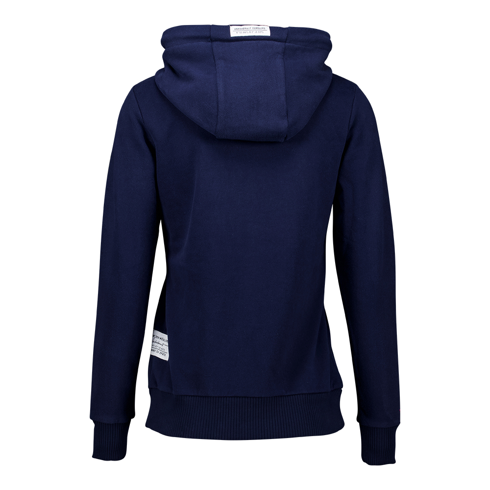 Weibliches Model mit ANKERBRAUT Hoodie in Maritime Blue