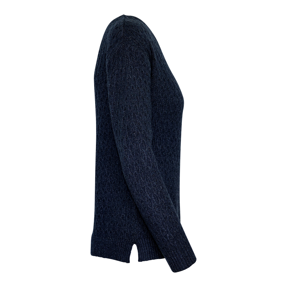 Weibliches Model mit CAMPS BAY Strickpullover in Night Sky Melange