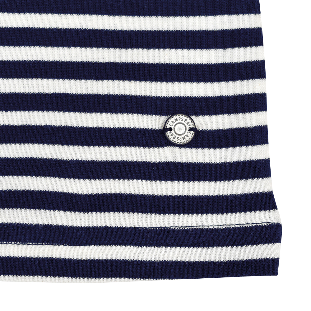 Weibliches Model mit CAMPS BAY Shirt in Night Sky