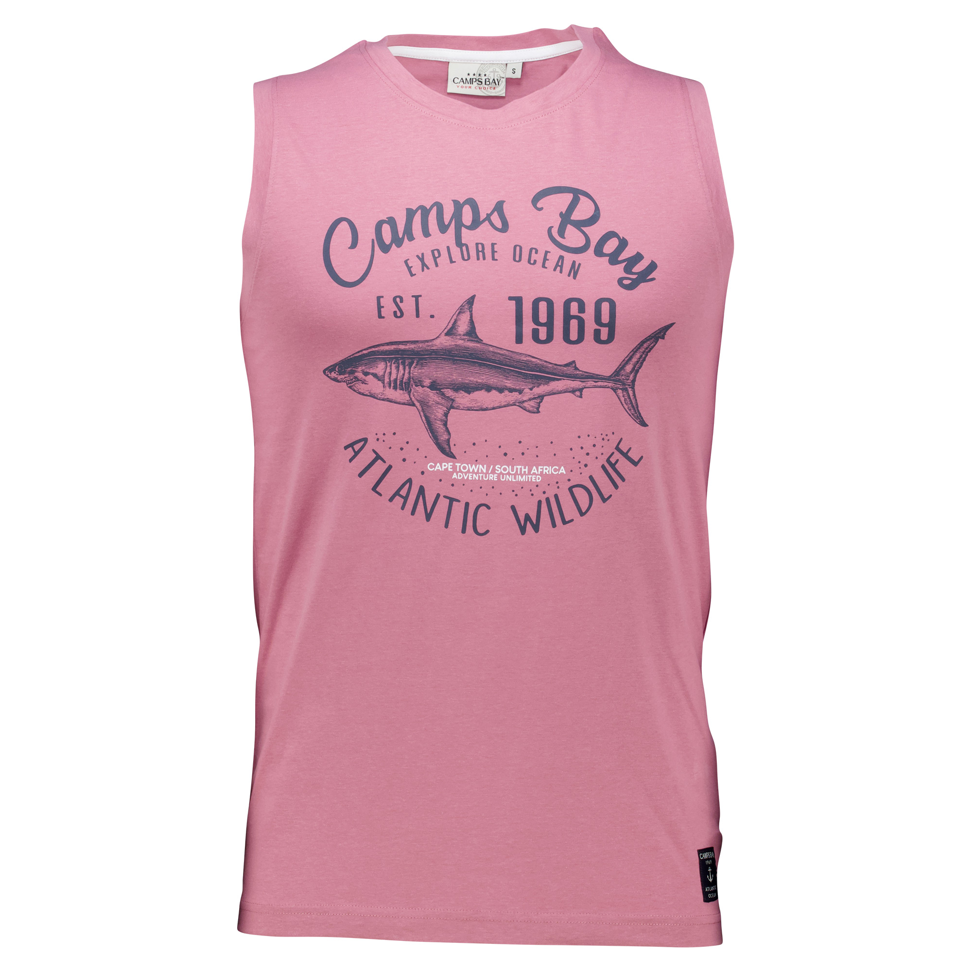 Männliches Model mit CAMPS BAY Muskelshirt in Mesa-Rose