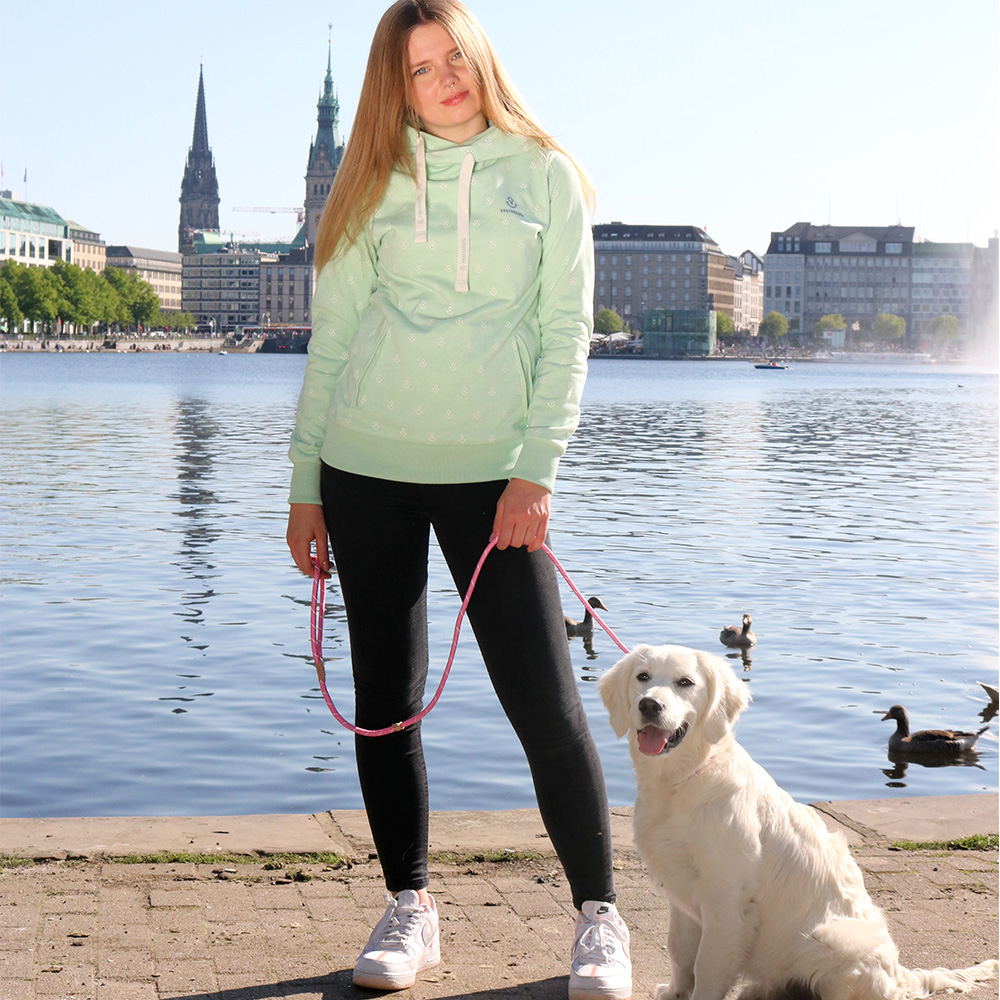 ANKERBRAUT Hoodie "...und vergiss nicht, glücklich zu sein" Weibliches Model mit ANKERBRAUT Hoodie in Mint Melange