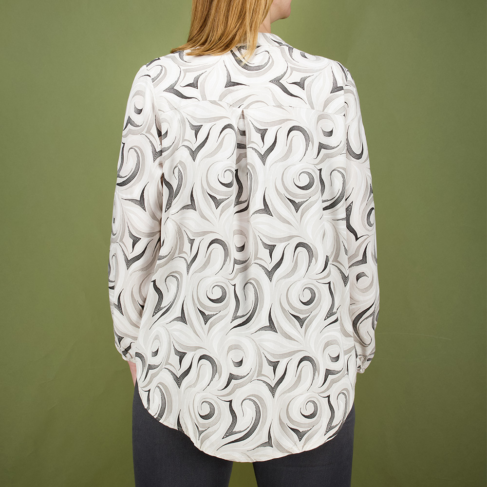 Weibliches Model mit Küstenzauber Bluse in Beige