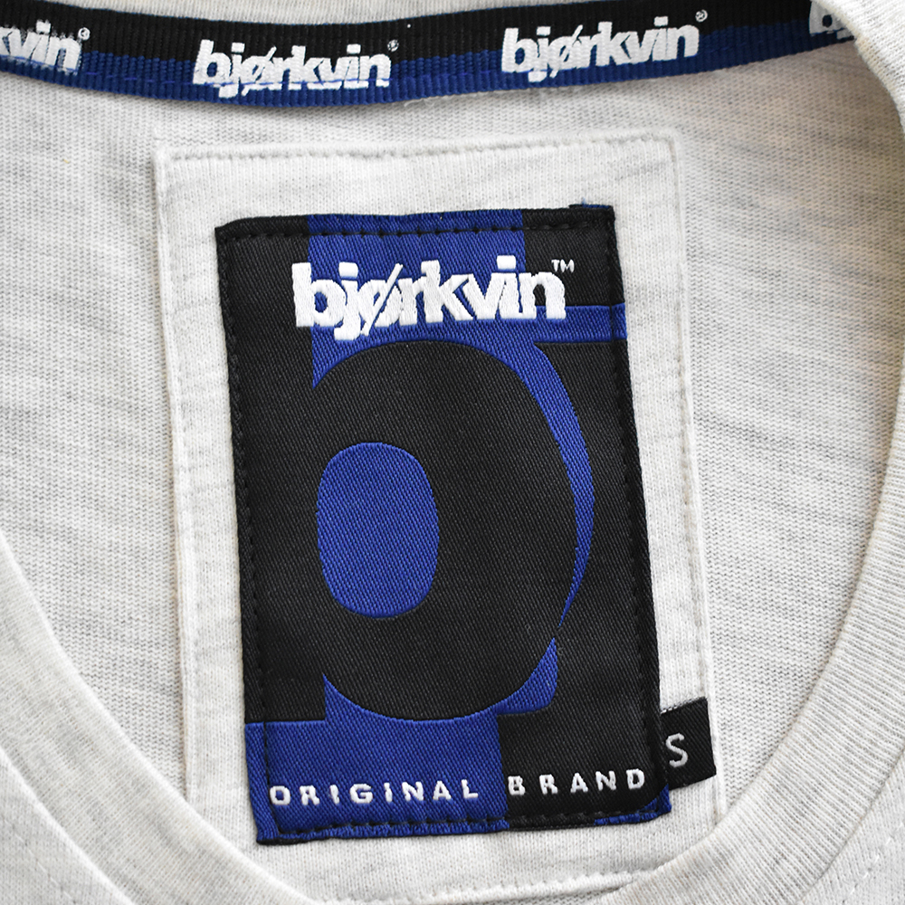 Männliches Model mit Björkvin T-Shirt in Silver Melange