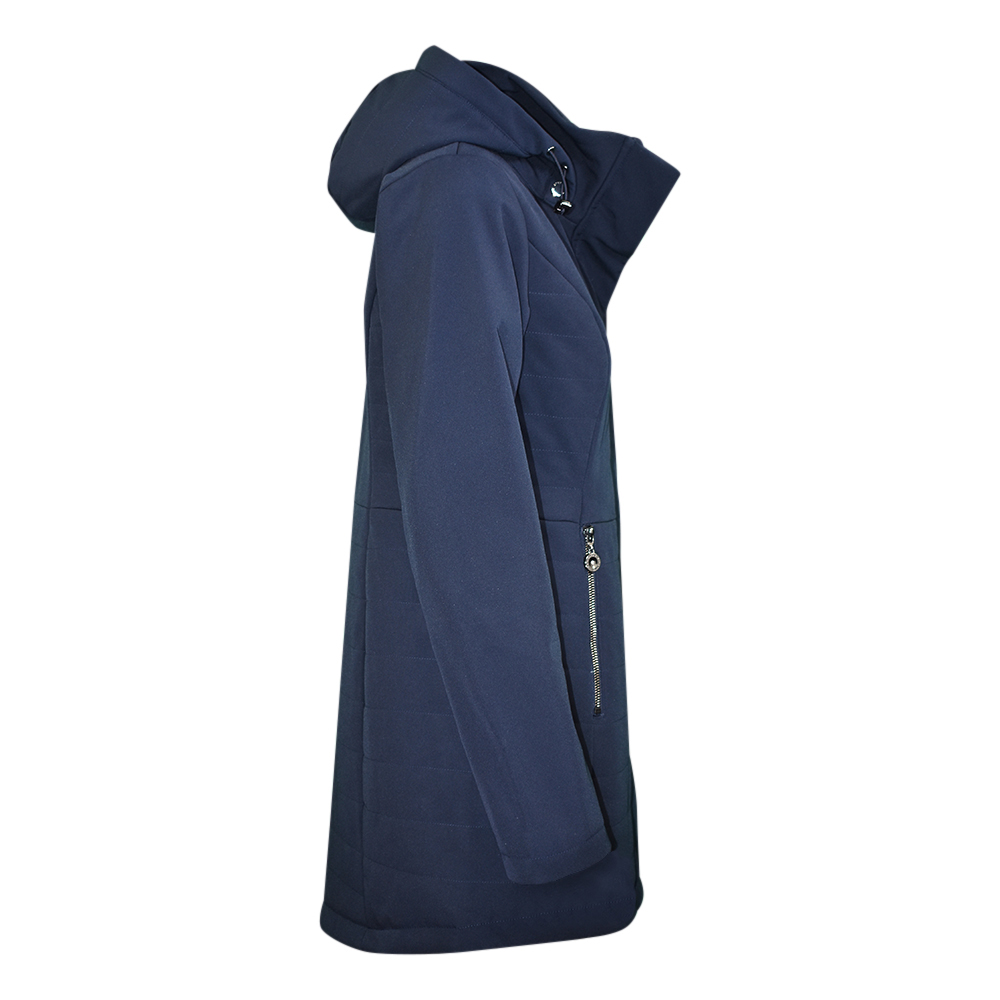 Weibliches Model mit CAMPS BAY Softshell-Jacke in Night Sky