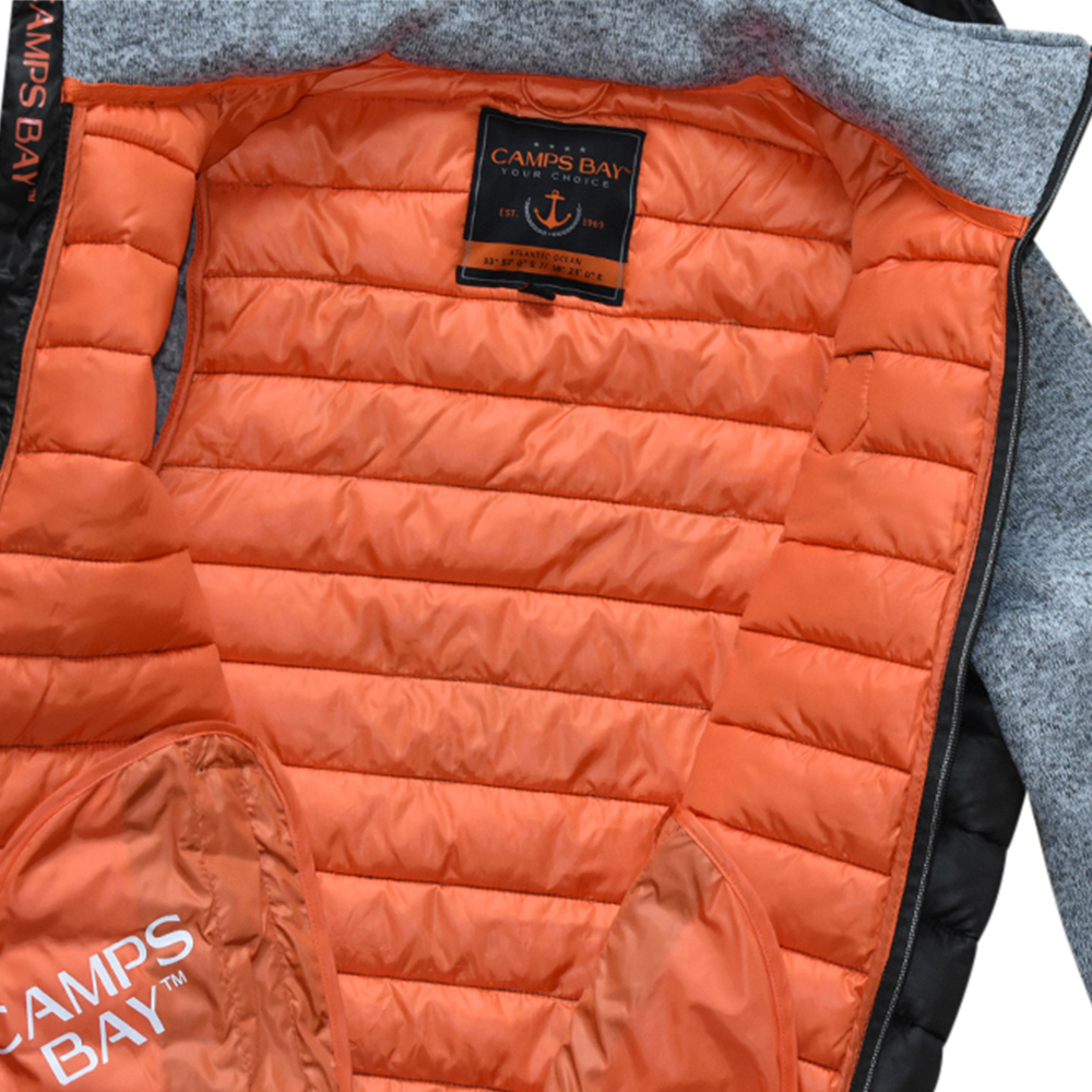 Männliches Model mit CAMPS BAY Jacke in Peat