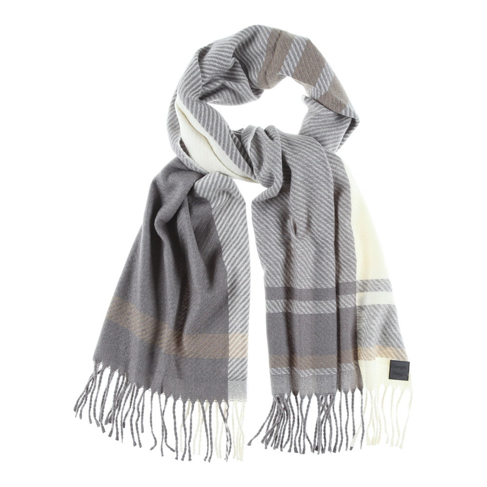 Weibliches Model mit CAMPS BAY Schal 