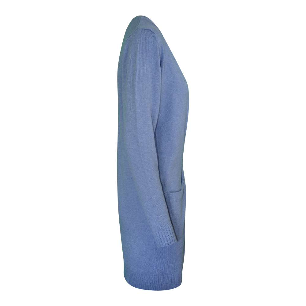 Weibliches Model mit CAMPS BAY Strickjacke in Infinity