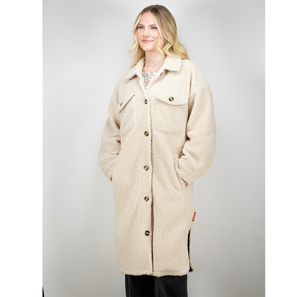 Weibliches Model mit ANKERBRAUT Teddy-Mantel in Offwhite