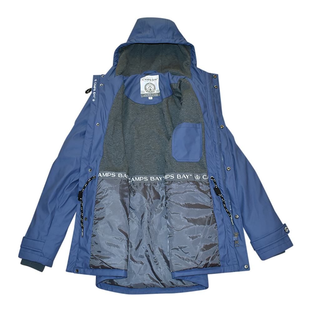 Männliches Model mit CAMPS BAY Wetterjacke in Vintage Indigo