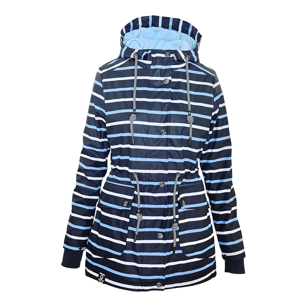 Weibliches Model mit ANKERBRAUT Regenjacke in India Ink