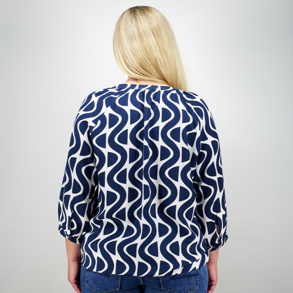 Weibliches Model mit CAMPS BAY Bluse 