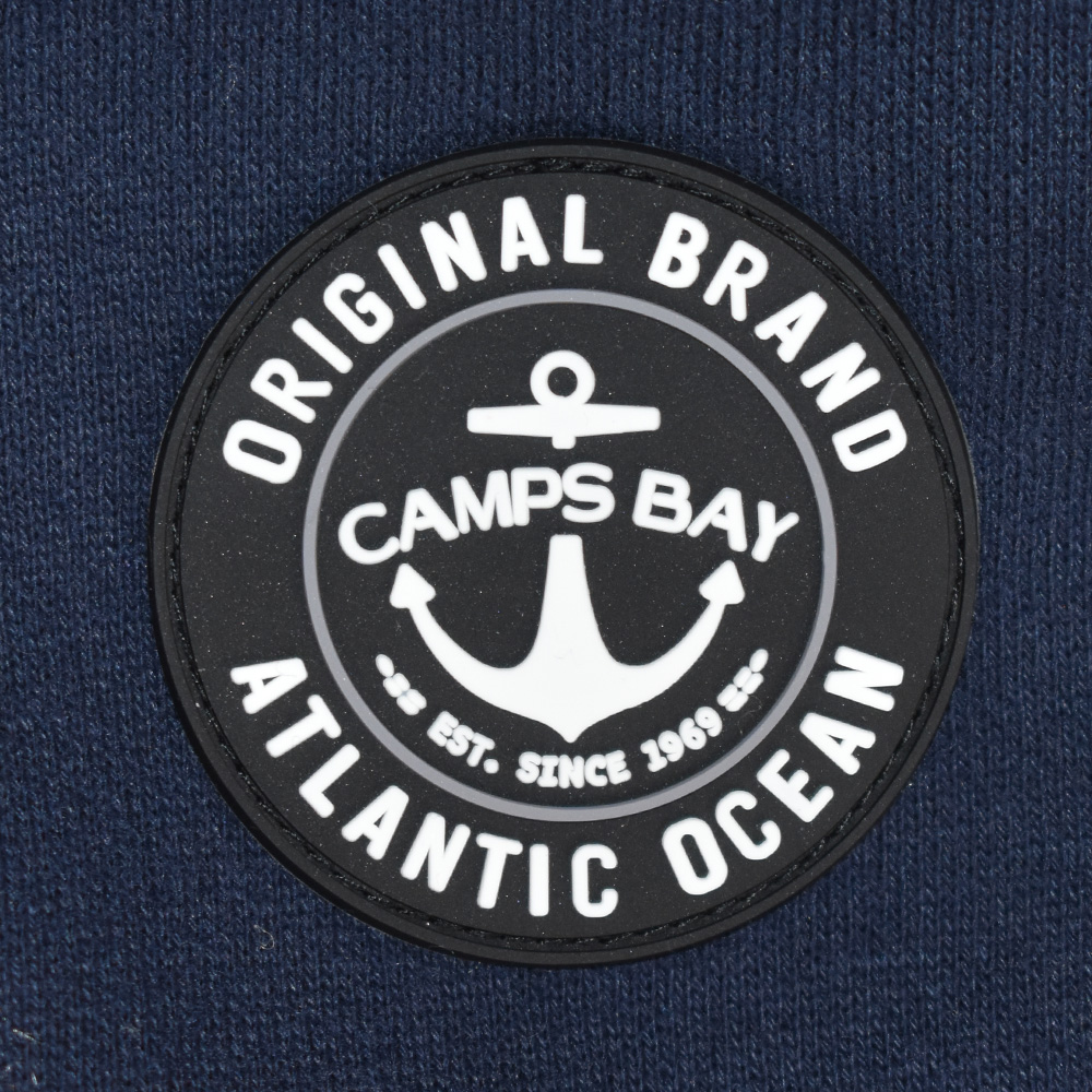 Männliches Model mit CAMPS BAY Hoodie in Night Sky