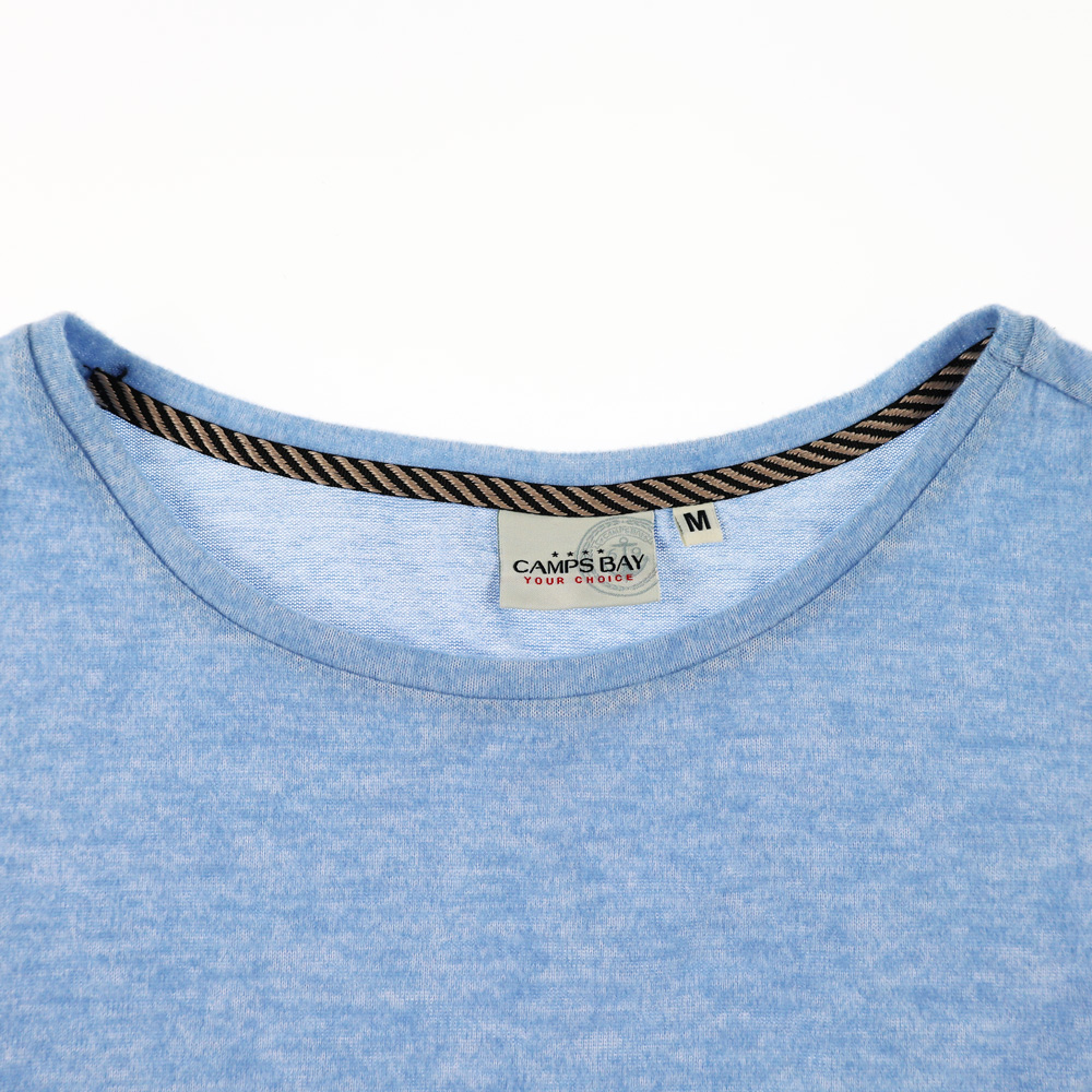 Weibliches Model mit CAMPS BAY Shirt in Soft Blue Marl