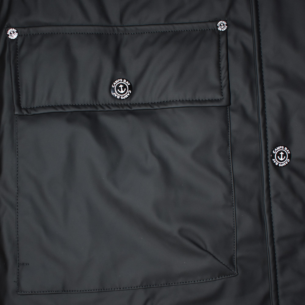 Männliches Model mit CAMPS BAY Wetterjacke in Schwarz