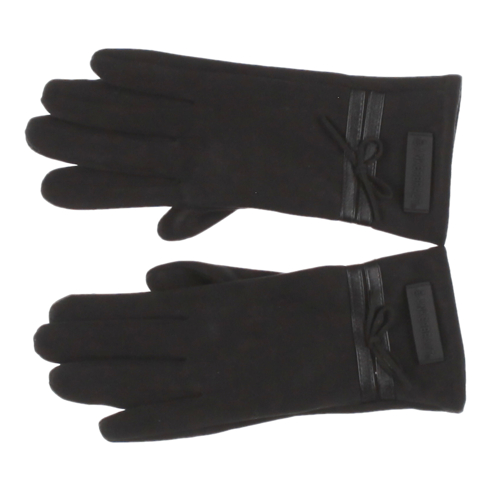 Weibliches Model mit ANKERBRAUT Handschuhe in Schwarz