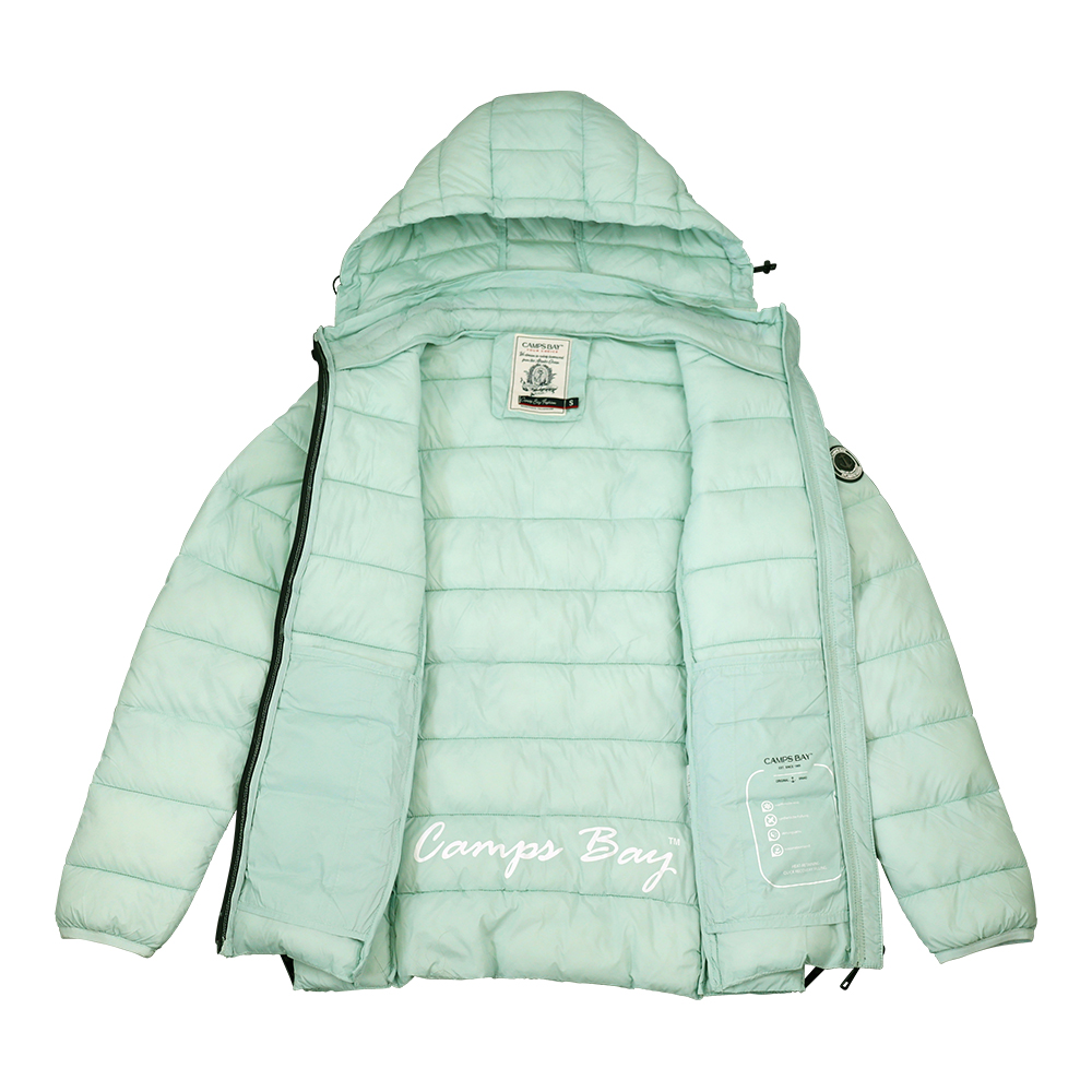 Weibliches Model mit CAMPS BAY Steppjacke in Harbour Grey